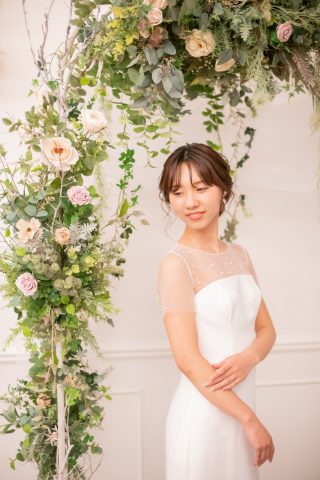 白壁　アーチ　ウェディングドレス