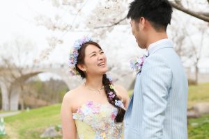 ロケーションフォトウェディング　洋装　カラードレス　桜ショット