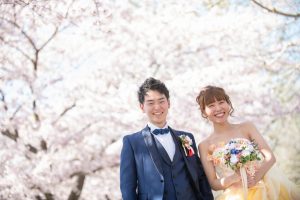 ロケーソンフォトウェディング　桜並木　　洋装　カラードレス