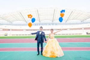 ロケーションフォトウェディング　バルーン　洋装　カラードレス