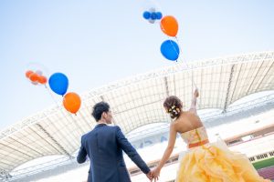 ロケーションフォトウェディング　バルーン　洋装　カラードレス