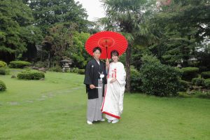 ロケーションフォトウェディング　日本庭園　和装　紋服　白無垢　番傘