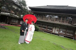 ロケーションフォトウェディング　和装　日本庭園　紋服　白無垢　番傘