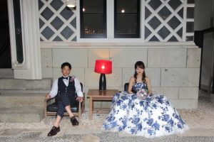 ロケ―ションフォトウェディング　お座りショット　洋装