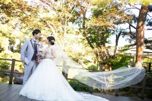 ロケーションフォトウェディング　ロングブーケ　洋装