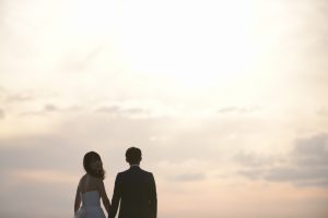 ロケーションフォトウェディング　洋装　ウェディングドレス　タキシード　海　夕日