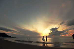 リケーションフォトウェディング　洋装　ウェディングドレス　タキシード　海　夕日　　　　