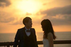 ロケーションフォウェディング　　洋装　ウェディングドレス　タキシード　海　夕日　　