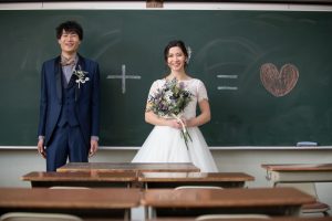 ロケーションフォトウェディング　　洋装　ウェディングドレス　タキシード　ブーケ　学校　教室