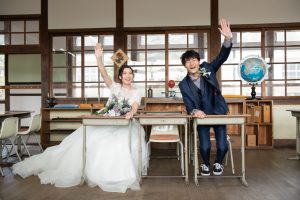 ロケーションフォトウェディング　洋装　ウェディングドレス　タキシード　学校　机　　