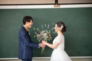 ロケーションフォトウェディング　洋装　ウェディングドレス　タキシード　ブーケ　学校