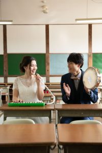 ロケーションフォトウェディング　洋装　ウェディングドレス　タキシード　学校　楽器