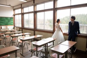 ロケーションフォトウェディング　洋装　ウェディングドレス　タキシード　　学校　教室