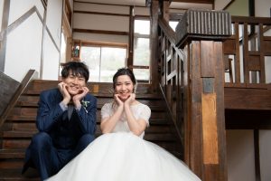 ロケーションフォトウェディング　洋装　ウェディングドレス　タキシード　学校　　階段