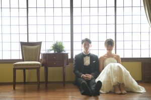 ロケーションフォトウェディング　お座りショット　洋装　二次会ドレス