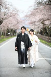 ロケーションフォトウェディング　和装　紋服　白無垢　桜並木　
