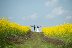 ロケーションフォトウェディング　菜の花畑　洋装　バルーン