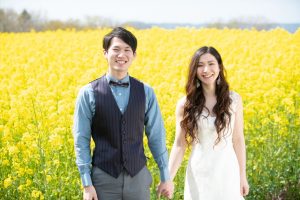 ロケーションフォトウェディング　菜の花畑　洋装