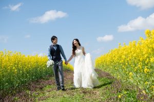 ロケーションフォトウェディング　菜の花畑　洋装