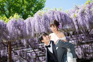 ロケーションフォトウェディング　洋装　藤棚　