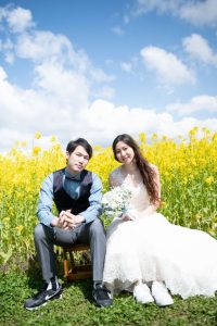 ロケーションフォトウェディング　菜の花畑　