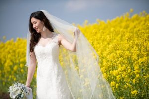 ロケーションフォトウェディング　菜の花畑　ベール　洋装　ウェディングドレス　ソロショット