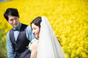ロケーションフォトウェディング　洋装　ベール　菜の花畑