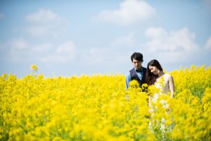 ロケーションフォトウェディング　菜の花畑　洋装　ウェディングドレス　タキシード