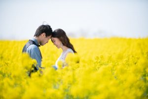 ロケーションフォトウェディング　菜の花畑　洋装