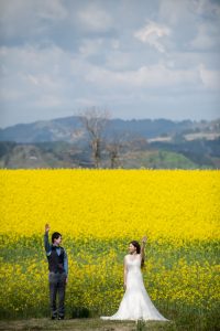 ロケーションフォトウェディング　洋装　ウェディングドレス　タキシード　菜の花畑