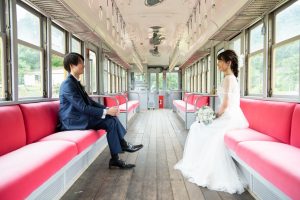 ロケーションフォトウェディング　洋装　電車