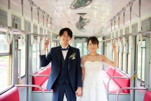 ロケーションフォトウェディング　洋装　電車