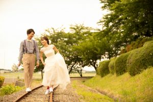 ロケーションフォトウェディング　線路　サントピアワールド