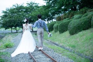 ロケーションフォトウェディング　線路　サントピアワールド