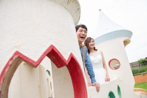 ロケーションフォトウェディング　公園　洋装　ウェディングドレス