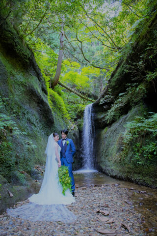 フォトウェディング　結婚式　新潟　村上　桃川　多伎神社　ウェディングドレス　ブーケ　滝