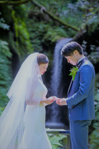 フォトウェディング　結婚式　新潟　村上　桃川　多伎神社　ウェディングドレス　ブーケ　滝
