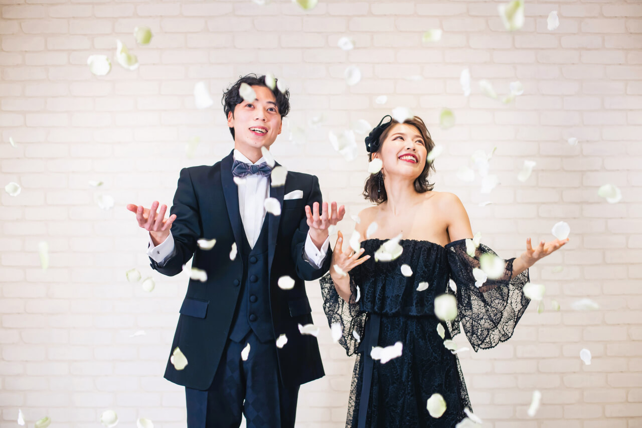 ウェディングフォト　韓国風フォト　スタジオ　前撮影　花嫁　新潟　新発田　結婚式　黒ドレス　ブラックドレス フラワーシャワー