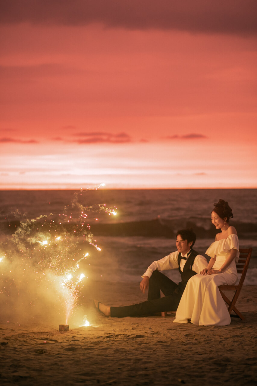 フォトウェディング 新潟県胎内市 村松浜 海 夕焼け サンセット 夕日 マジックアワー 結婚式 花嫁 花火