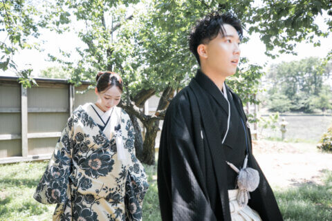 新潟県聖籠町の二宮家バラ園内日本庭園で撮影した和装ウェディングフォト。自然光に包まれた庭園で白無垢と紋付袴を着た新郎新婦