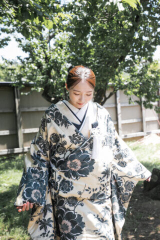 新潟県聖籠町の二宮家バラ園内日本庭園で撮影した和装ウェディングフォト。自然光に包まれた庭園で白無垢と紋付袴を着た新郎新婦