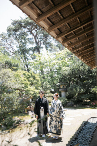 新潟県聖籠町の二宮家バラ園内日本庭園で撮影した和装ウェディングフォト。自然光に包まれた庭園で白無垢と紋付袴を着た新郎新婦