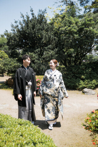 新潟県聖籠町の二宮家バラ園内日本庭園で撮影した和装ウェディングフォト。自然光に包まれた庭園で白無垢と紋付袴を着た新郎新婦