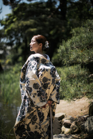 新潟県聖籠町の二宮家バラ園内日本庭園で撮影した和装ウェディングフォト。自然光に包まれた庭園で白無垢と紋付袴を着た新郎新婦