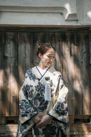 新潟県聖籠町の二宮家バラ園内日本庭園で撮影した和装ウェディングフォト。自然光に包まれた庭園で白無垢と紋付袴を着た新郎新婦