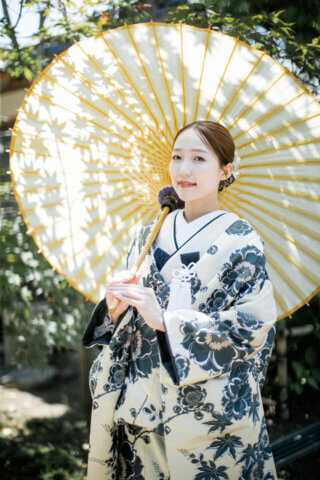 新潟県聖籠町の二宮家バラ園内日本庭園で撮影した和装ウェディングフォト。自然光に包まれた庭園で白無垢と紋付袴を着た新郎新婦