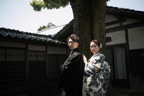 新潟県聖籠町の二宮家バラ園内日本庭園で撮影した和装ウェディングフォト。自然光に包まれた庭園で白無垢と紋付袴を着た新郎新婦