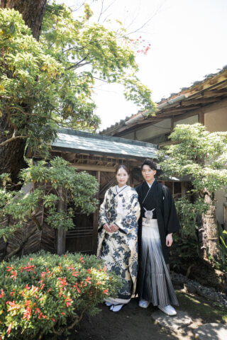 新潟県聖籠町の二宮家バラ園内日本庭園で撮影した和装ウェディングフォト。自然光に包まれた庭園で白無垢と紋付袴を着た新郎新婦