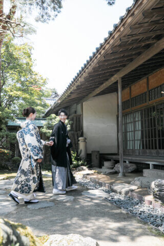 新潟県聖籠町の二宮家バラ園内日本庭園で撮影した和装ウェディングフォト。自然光に包まれた庭園で白無垢と紋付袴を着た新郎新婦