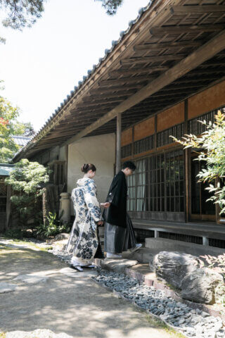 新潟県聖籠町の二宮家バラ園内日本庭園で撮影した和装ウェディングフォト。自然光に包まれた庭園で白無垢と紋付袴を着た新郎新婦